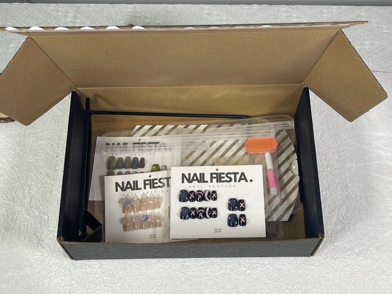 El paquete inicial de Nail Fiesta incluye 10 piezas de uñas prensadas hechas a mano + 10 juegos de herramientas + 1 soporte de exhibición. - Código de descuento del 50 %: paquete de inicio