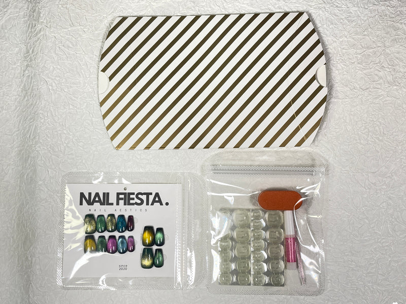 Das Nail Fiesta-Starterpaket enthält 10 handgefertigte Press-on-Nägel + 10 Werkzeugsets + 1 Präsentationsständer. - 50 % Rabattcode: Starterpaket